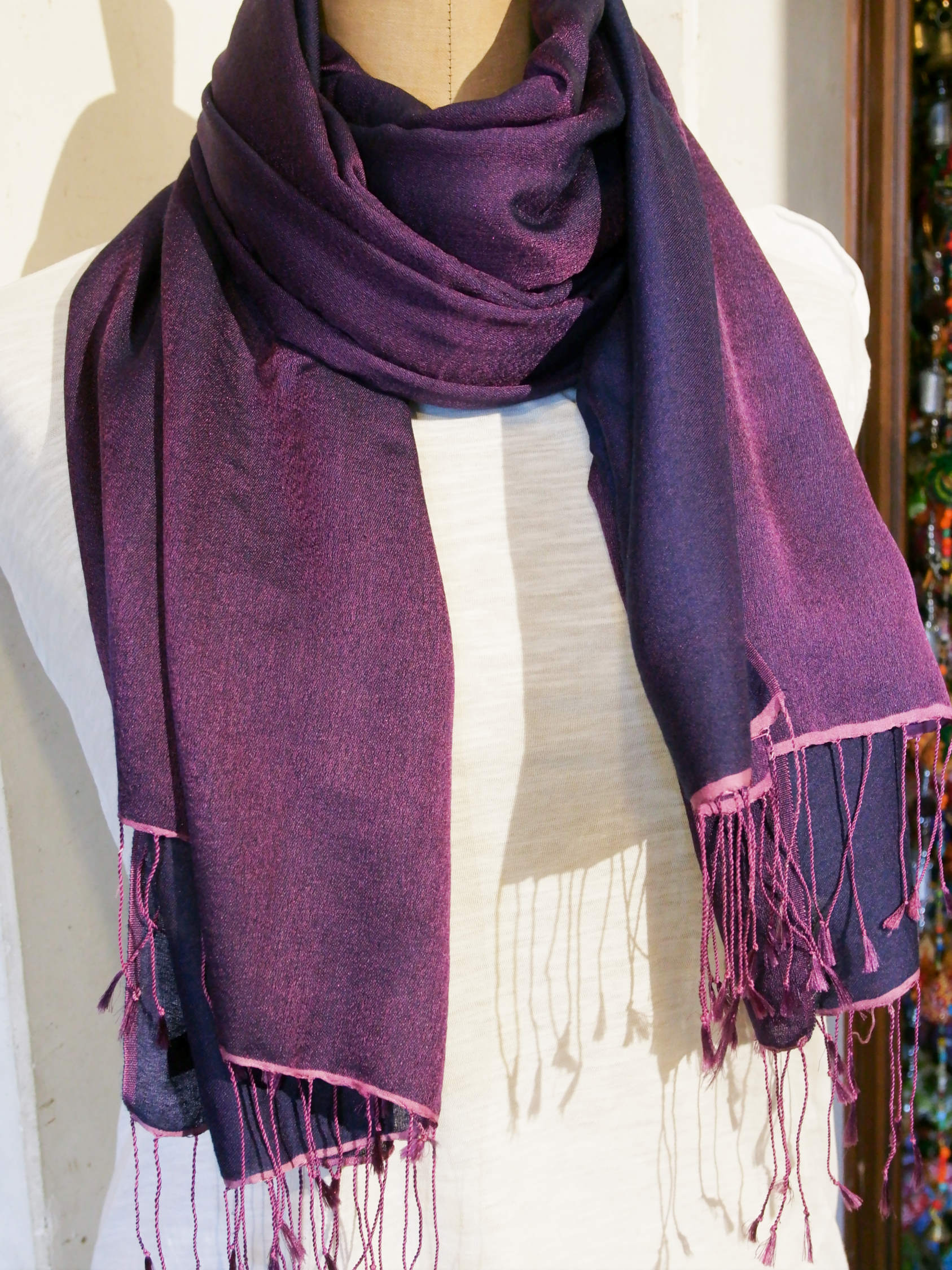 scialle in seta e lana di color viola chiaro e scuro.  pezzo unico.  peso 115 grammi, dimensioni 70x200cm.