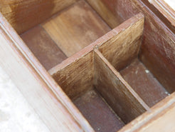 Scatola, box indiano in legno di teak con apertura scorrevole e scomparti interni. Assemblata artigianalmente, databile prima metà 900, originale in ogni parte.  dimensioni 26x17 h 17 cm  per ulteriori info e foto watshapp 0039 3338778241 mail info@etniko.it etsy/instagram / facebook etnikobycrosato