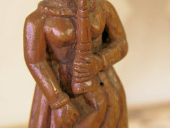 vecchia statua indiana raffigurante guardiano sikh in legno di teak inciso, lavorata artigianalmente con basamento. toglieno dil basamento si può appendere a parete. databile anni 50/60 india, Rajasthan    disponibili altri modelli per info contattare watshapp 0039 3338778241 mail info@etniko.it facebook/ instagram/ etsy : etnikobycrosato