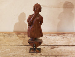 vecchia statua indiana raffigurante guardiano sikh in legno di teak inciso, lavorata artigianalmente con basamento. toglieno dil basamento si può appendere a parete. databile anni 50/60 india, Rajasthan    disponibili altri modelli per info contattare watshapp 0039 3338778241 mail info@etniko.it facebook/ instagram/ etsy : etnikobycrosato