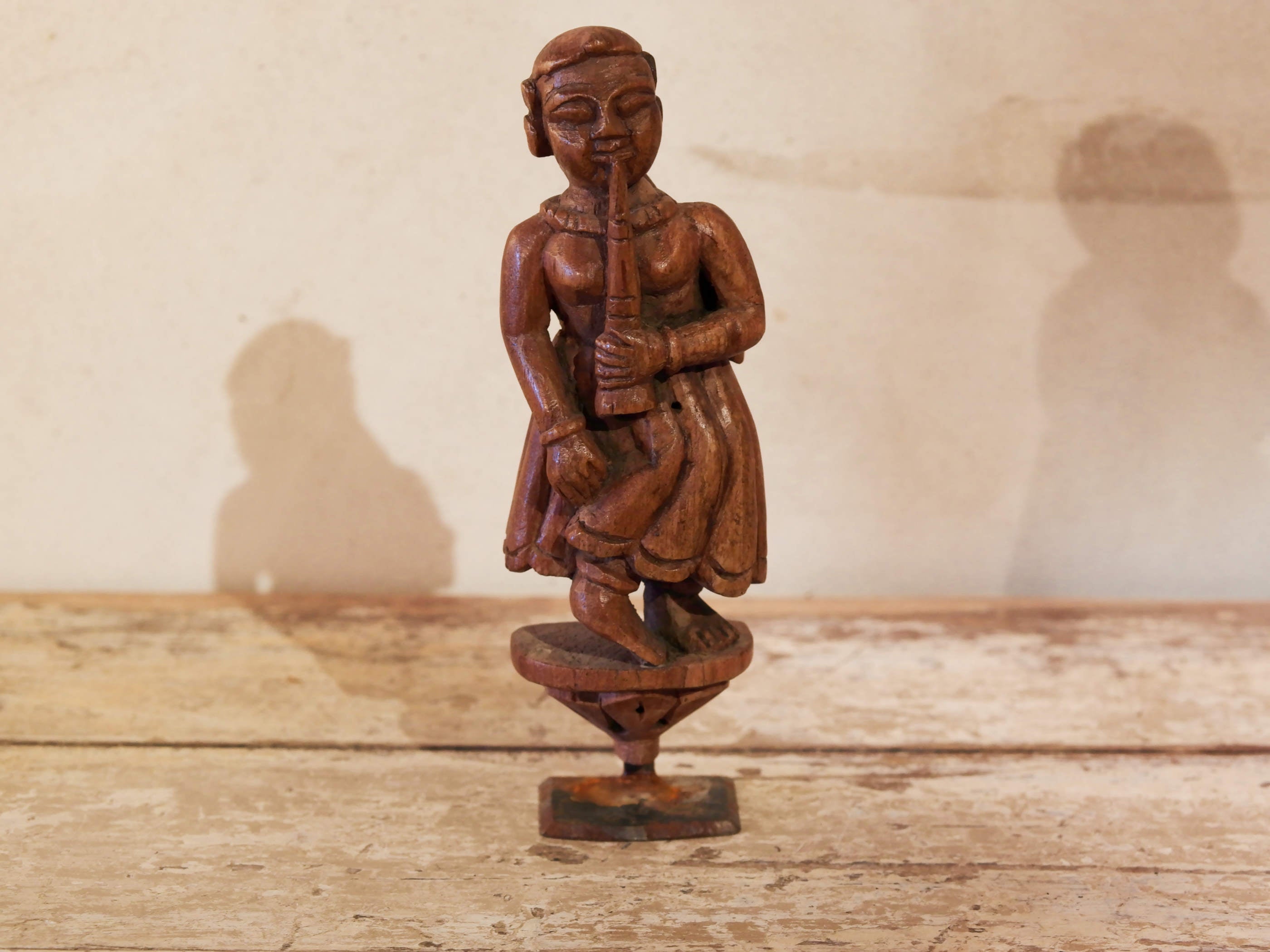 vecchia statua indiana raffigurante guardiano sikh in legno di teak inciso, lavorata artigianalmente con basamento. toglieno dil basamento si può appendere a parete. databile anni 50/60 india, Rajasthan    disponibili altri modelli per info contattare watshapp 0039 3338778241 mail info@etniko.it facebook/ instagram/ etsy : etnikobycrosato