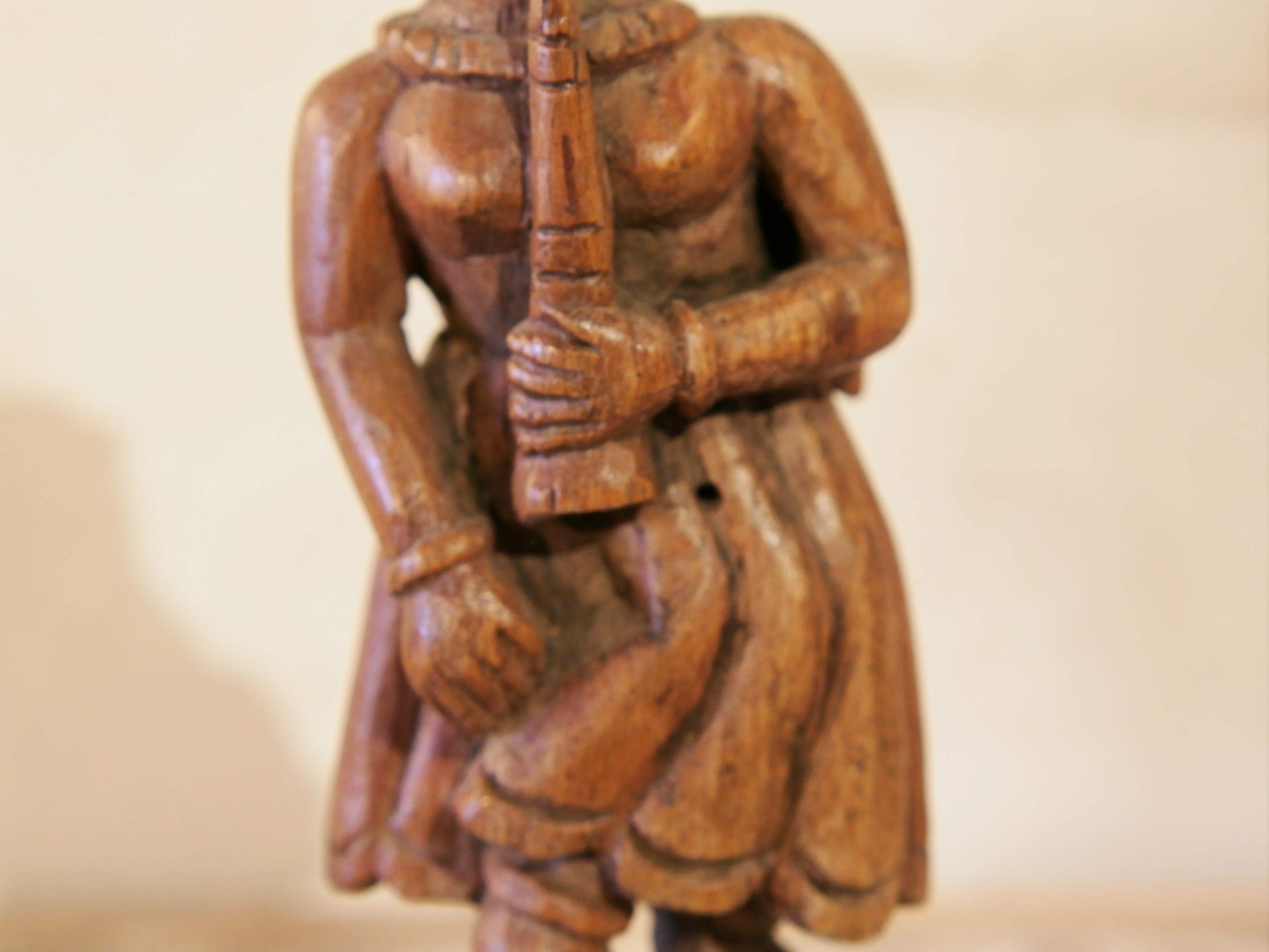 vecchia statua indiana raffigurante guardiano sikh in legno di teak inciso, lavorata artigianalmente con basamento. toglieno dil basamento si può appendere a parete. databile anni 50/60 india, Rajasthan    disponibili altri modelli per info contattare watshapp 0039 3338778241 mail info@etniko.it facebook/ instagram/ etsy : etnikobycrosato