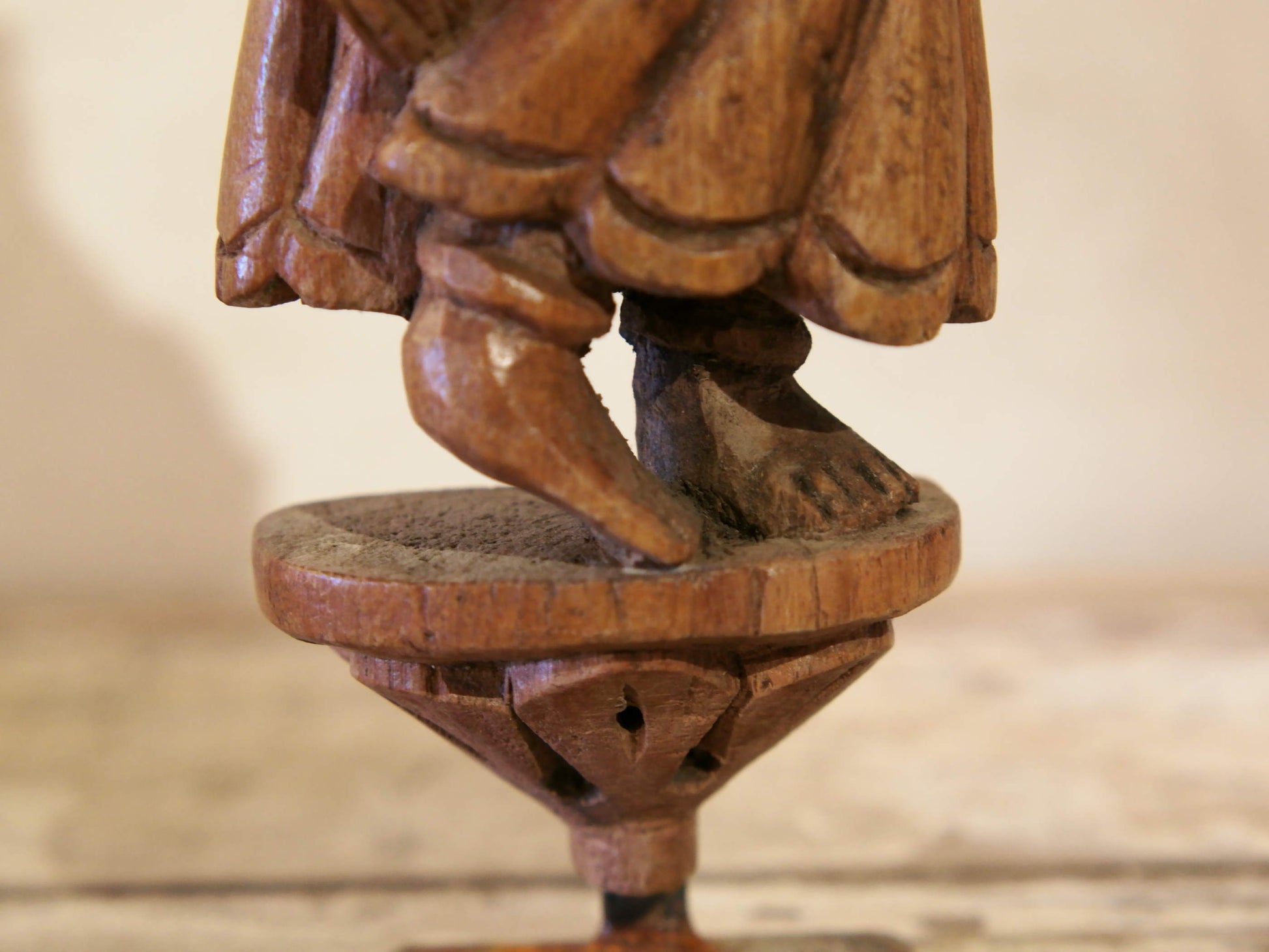 vecchia statua indiana raffigurante guardiano sikh in legno di teak inciso, lavorata artigianalmente con basamento. toglieno dil basamento si può appendere a parete. databile anni 50/60 india, Rajasthan    disponibili altri modelli per info contattare watshapp 0039 3338778241 mail info@etniko.it facebook/ instagram/ etsy : etnikobycrosato