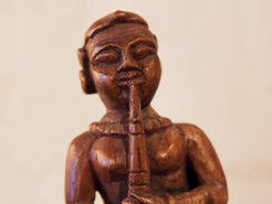 vecchia statua indiana raffigurante guardiano sikh in legno di teak inciso, lavorata artigianalmente con basamento. toglieno dil basamento si può appendere a parete. databile anni 50/60 india, Rajasthan    disponibili altri modelli per info contattare watshapp 0039 3338778241 mail info@etniko.it facebook/ instagram/ etsy : etnikobycrosato