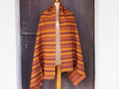 scialle indiano in lana lavorata a telaio. ideale anche come arazzo da appendere, come copripoltrona, come tappeto.  dimensioni 84 x 200cm