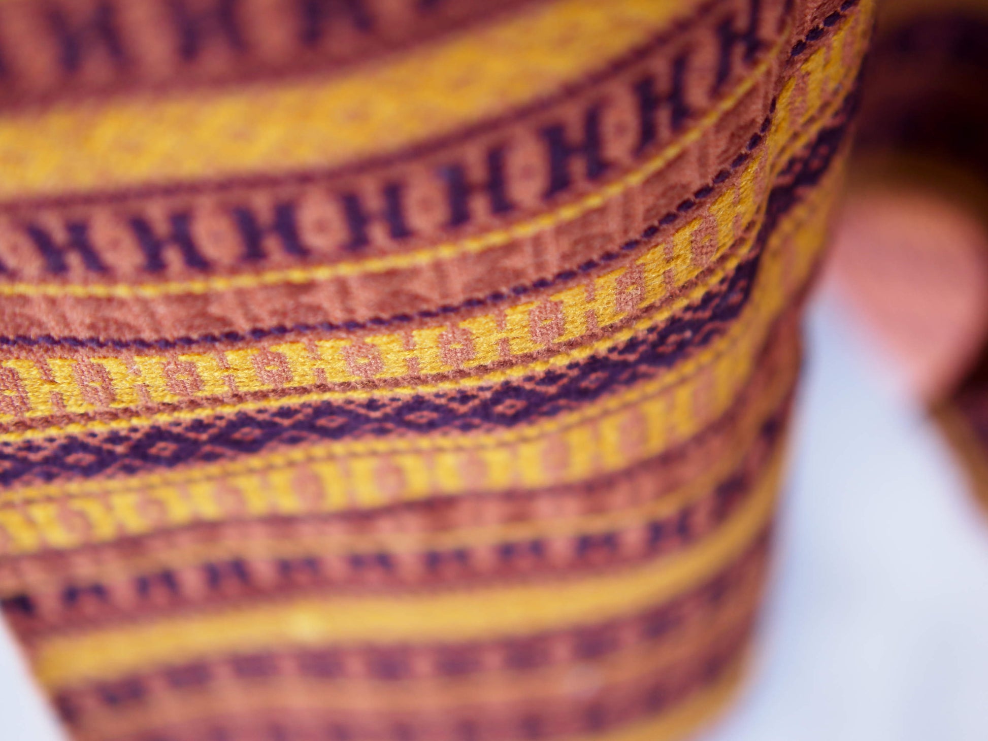 scialle indiano in lana lavorata a telaio. ideale anche come arazzo da appendere, come copripoltrona, come tappeto.  dimensioni 84 x 200cm