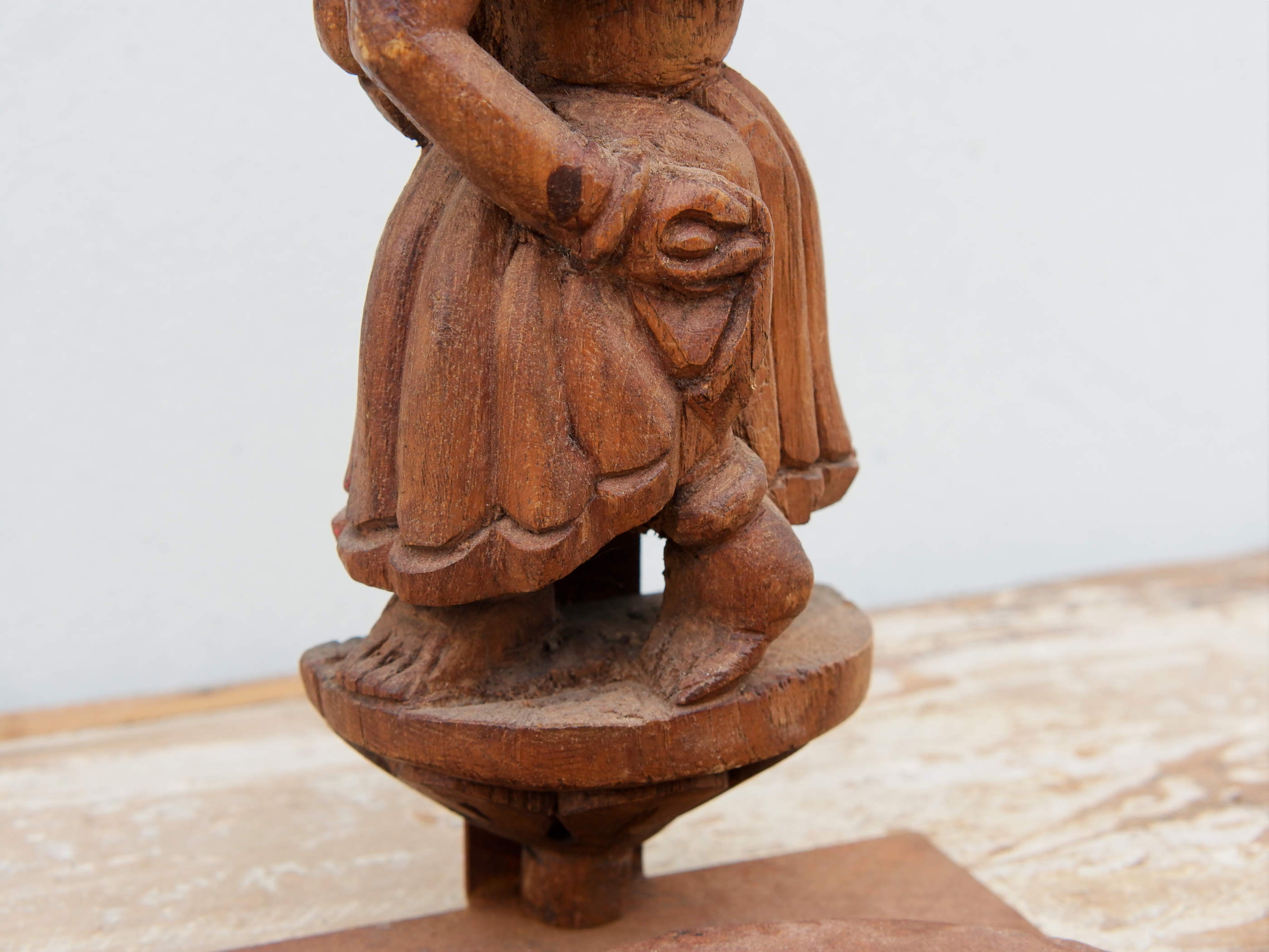 vecchia statua indiana in legno di teak inciso lavorata artigianalmente con basamento. togliendo il basamento si può appendere a parete . databile anni 50/60. zona di provenienza Rajasthan.  dimensioni 12x18 h25cm  per info  o ulteriori foto  0039 3338778241 info@etniko.it facebook/ instagram/ etsy: etnikobycrosato