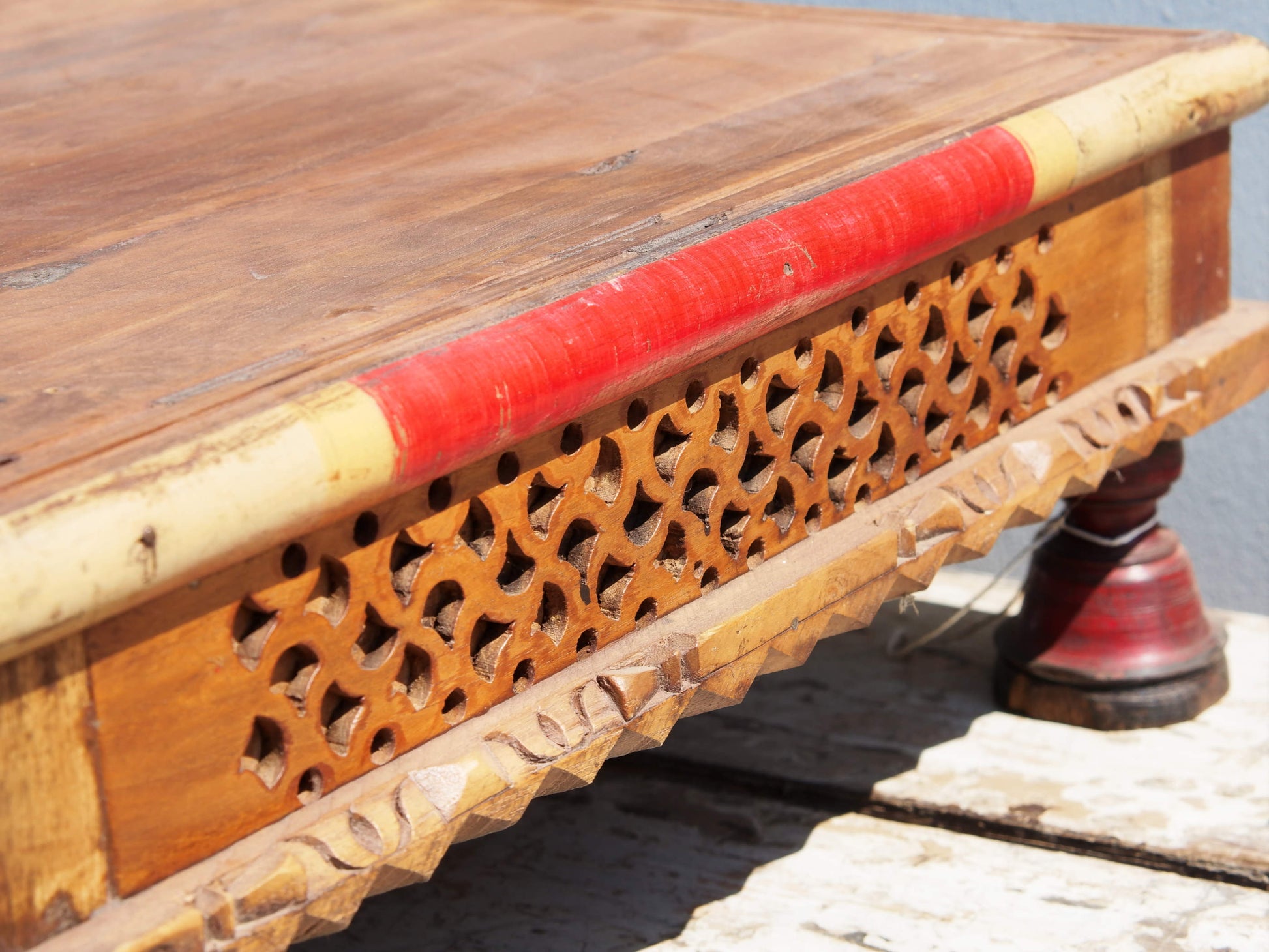 Vecchio tavolino con fregio del Guajarath. In Teak Massello Inciso, databile primi '900. Pezzo unico lavorato artigianalmente.   Dimensioni 45x45 h16cm   per altre info o foto 0039 3338778241 whatsapp info@etniko.it etsy / facebook/instagram :etnikobycrosato