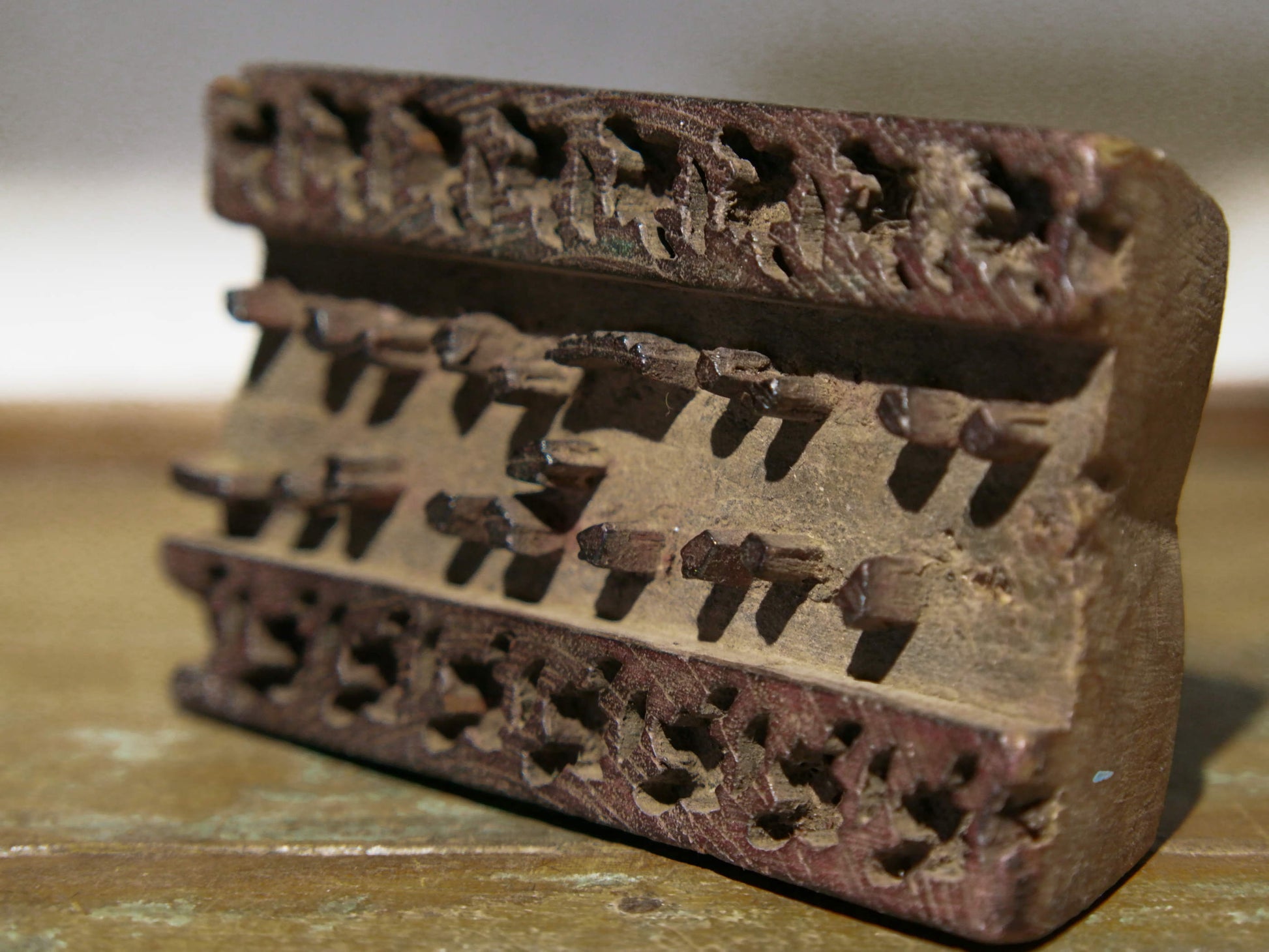 Vecchio timbro artigianale in legno per tessuti usato in India per la tradizionale lavorazione print block. Ricavato da un unico pezzo di legno intagliato. Si può usare sia da appoggio che da appendere, dietro vi è applicato un gancio.  Dimensioni 13x8xprof.4cm. 