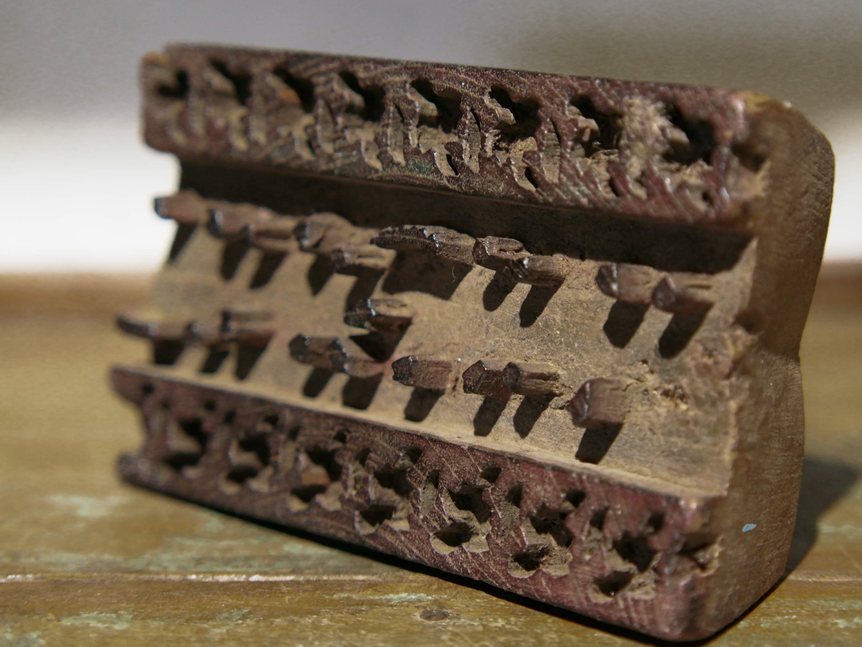 Vecchio timbro artigianale in legno per tessuti usato in India per la tradizionale lavorazione print block. Ricavato da un unico pezzo di legno intagliato. Si può usare sia da appoggio che da appendere, dietro vi è applicato un gancio.  Dimensioni 13x8xprof.4cm. 