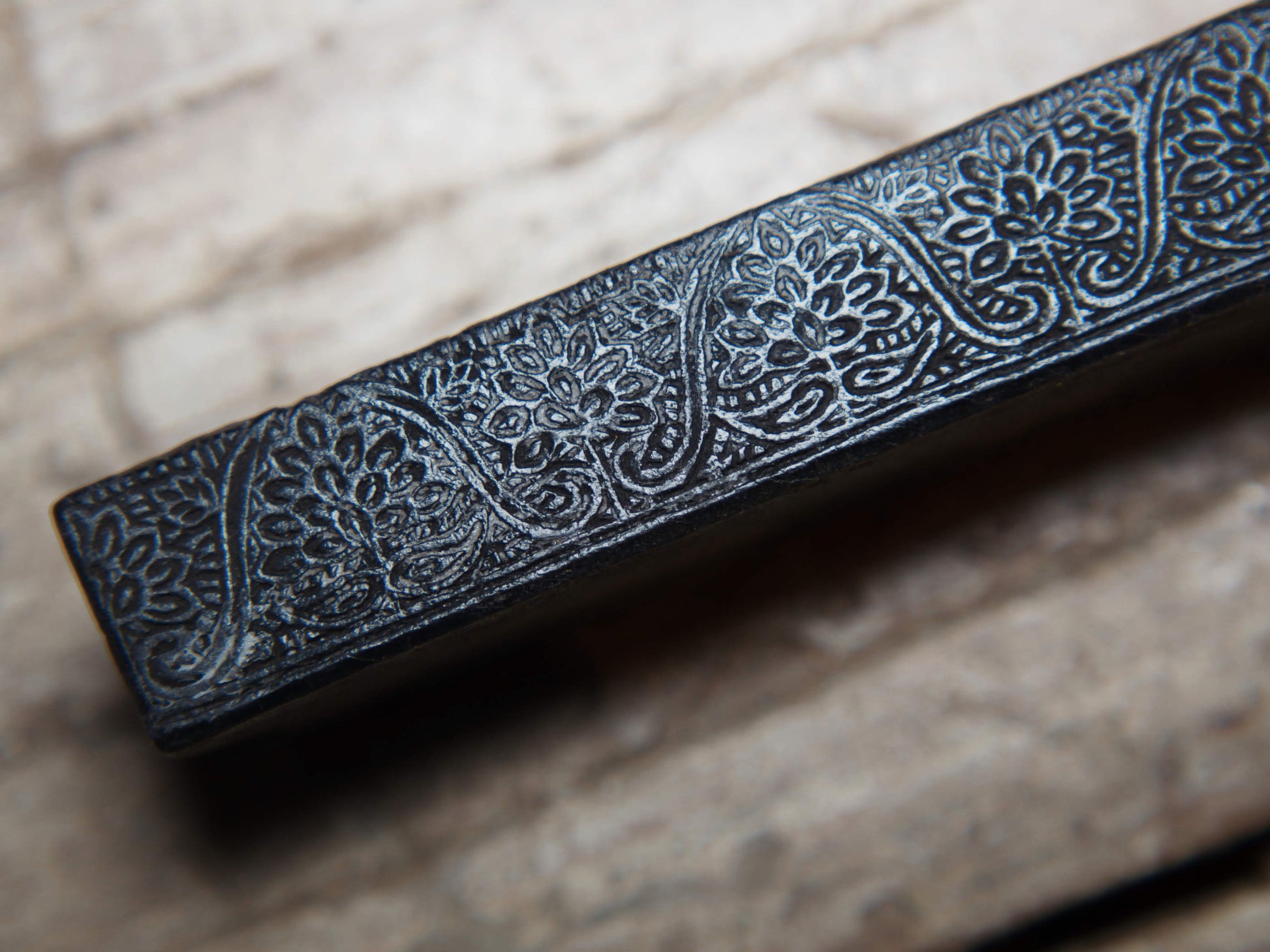 vecchio timbro artigianale in legno per tessuti usato in India per la tradizionale lavorazione print block. ricavato da un unico pezzo di legno intagliato. dimensioni 2.5x15 h5cm