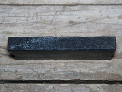vecchio timbro artigianale in legno per tessuti usato in India per la tradizionale lavorazione print block. ricavato da un unico pezzo di legno intagliato. dimensioni 2.5x15 h5cm