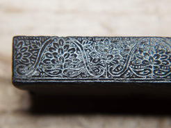 vecchio timbro artigianale in legno per tessuti usato in India per la tradizionale lavorazione print block. ricavato da un unico pezzo di legno intagliato. dimensioni 2.5x15 h5cm