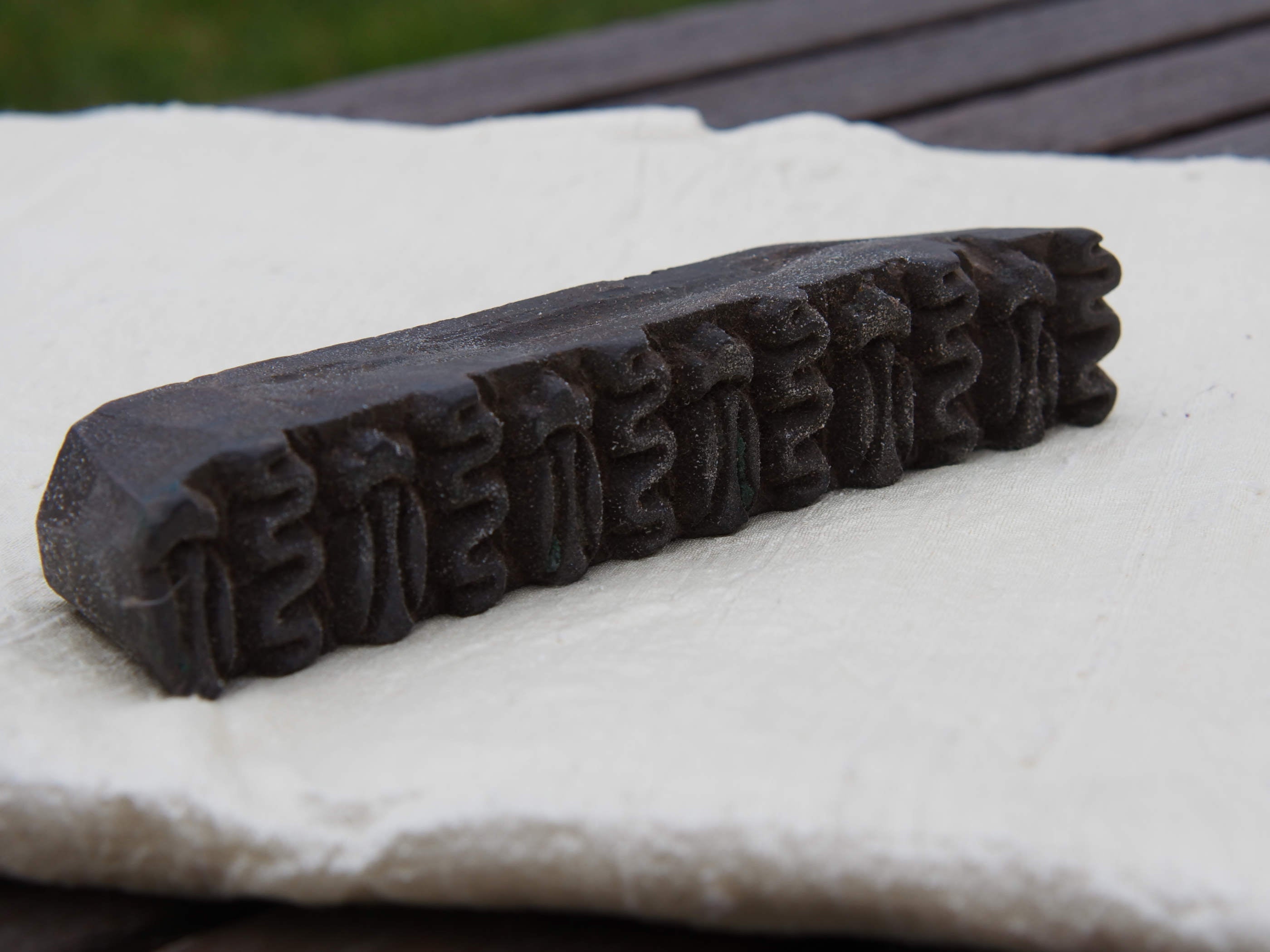 vecchio timbro artigianale in legno per tessuti usato in India per la tradizionale lavorazione print block.  ricavato da un unico pezzo di legno intagliato.  dimensioni 14x3 profondità 3cm.