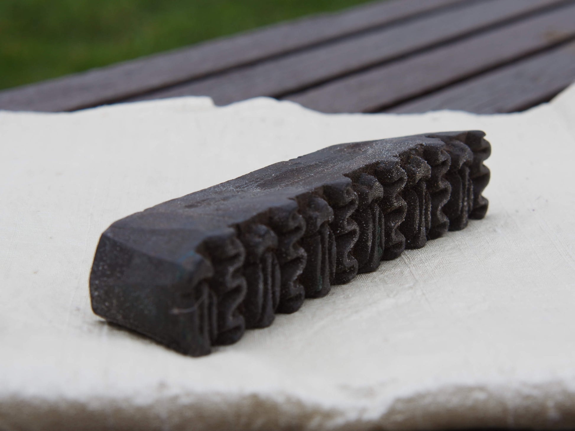 vecchio timbro artigianale in legno per tessuti usato in India per la tradizionale lavorazione print block.  ricavato da un unico pezzo di legno intagliato.  dimensioni 14x3 profondità 3cm.