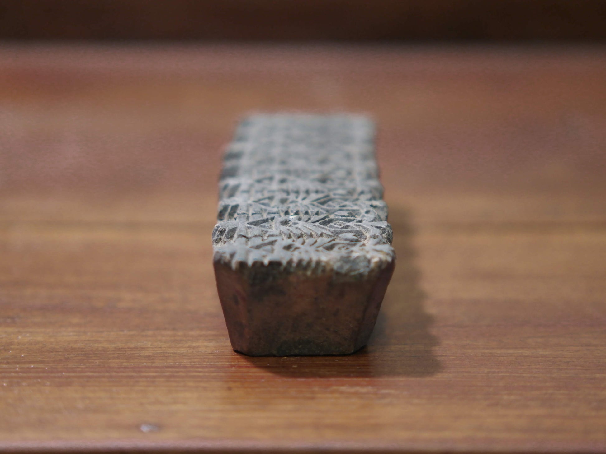 vecchio timbro artigianale in legno per tessuti usato in India per la tradizionale lavorazione print block. ricavato da un unico pezzo di legno intagliato.  dimensioni 14x5 prof.3cm.