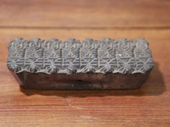 vecchio timbro artigianale in legno per tessuti usato in India per la tradizionale lavorazione print block. ricavato da un unico pezzo di legno intagliato.  dimensioni 14x5 prof.3cm.