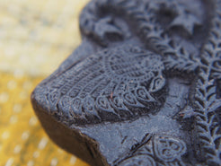 Vecchio timbro artigianale in legno per tessuti usato in India per la tradizionale lavorazione print block. Ricavato da un unico pezzo di legno intagliato.  Dimensioni 15x23 h5cm