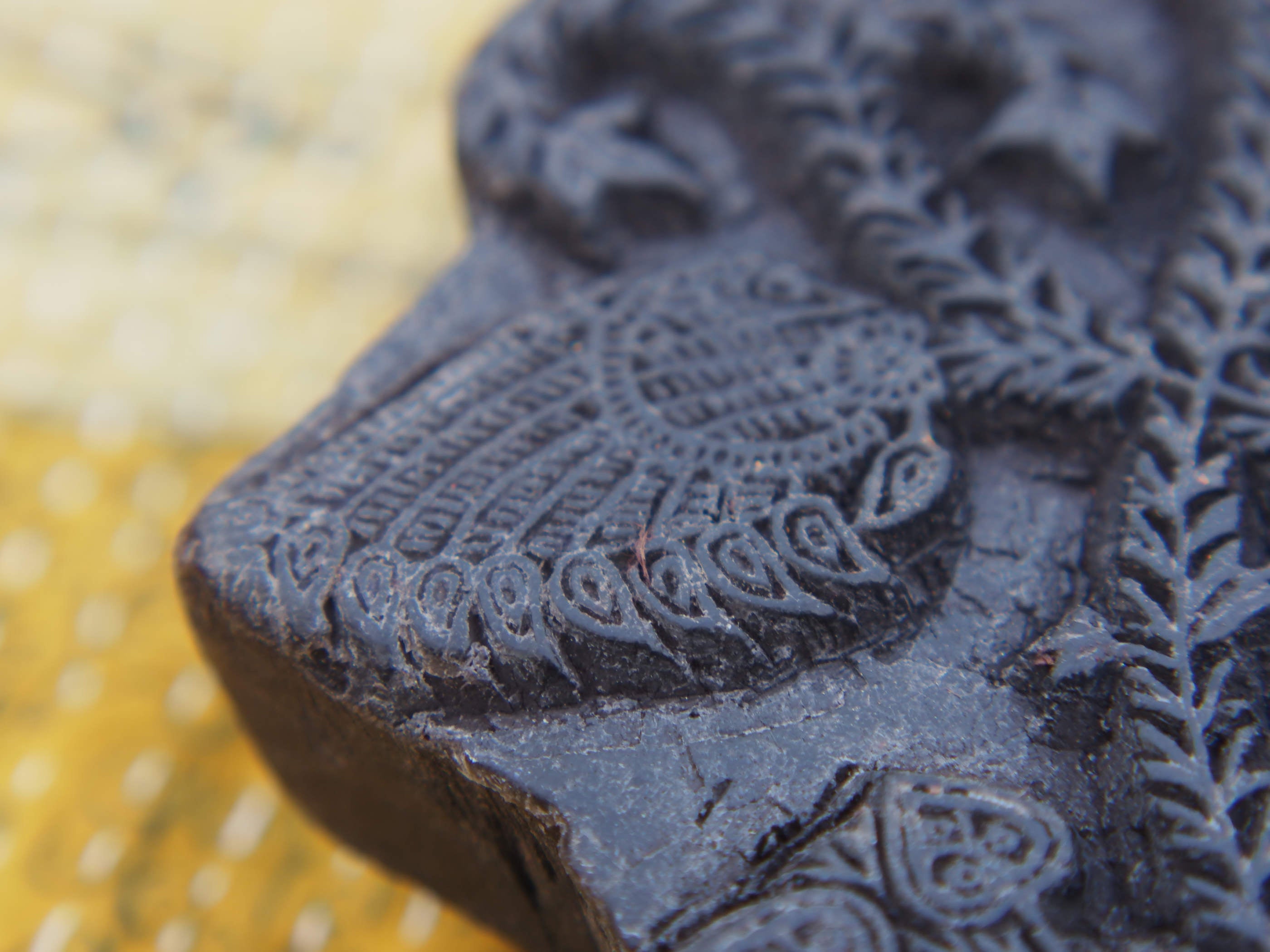 Vecchio timbro artigianale in legno per tessuti usato in India per la tradizionale lavorazione print block. Ricavato da un unico pezzo di legno intagliato.  Dimensioni 15x23 h5cm