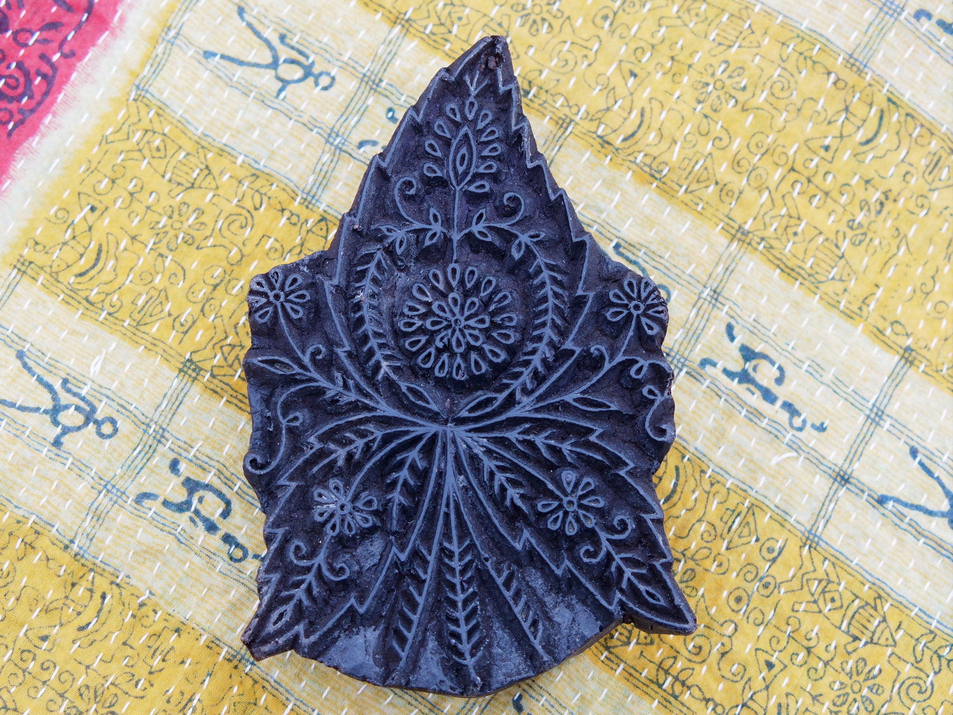 Vecchio timbro artigianale in legno per tessuti usato in India per la tradizionale lavorazione print block. Ricavato da un unico pezzo di legno intagliato.  Dimensioni 14x20 h5cm