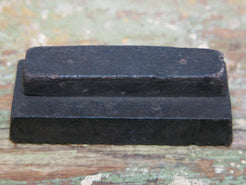 Vecchio timbro artigianale in legno per tessuti usato in India per la tradizionale lavorazione print block. Ricavato da un unico pezzo di legno intagliato.  Dimensioni 14x5 h5cm