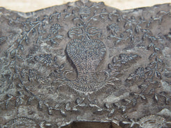 Vecchio timbro artigianale in legno per tessuti usato in India per la tradizionale lavorazione print block. Ricavato da un unico pezzo di legno intagliato.  Dimensioni 16x13 h5cm