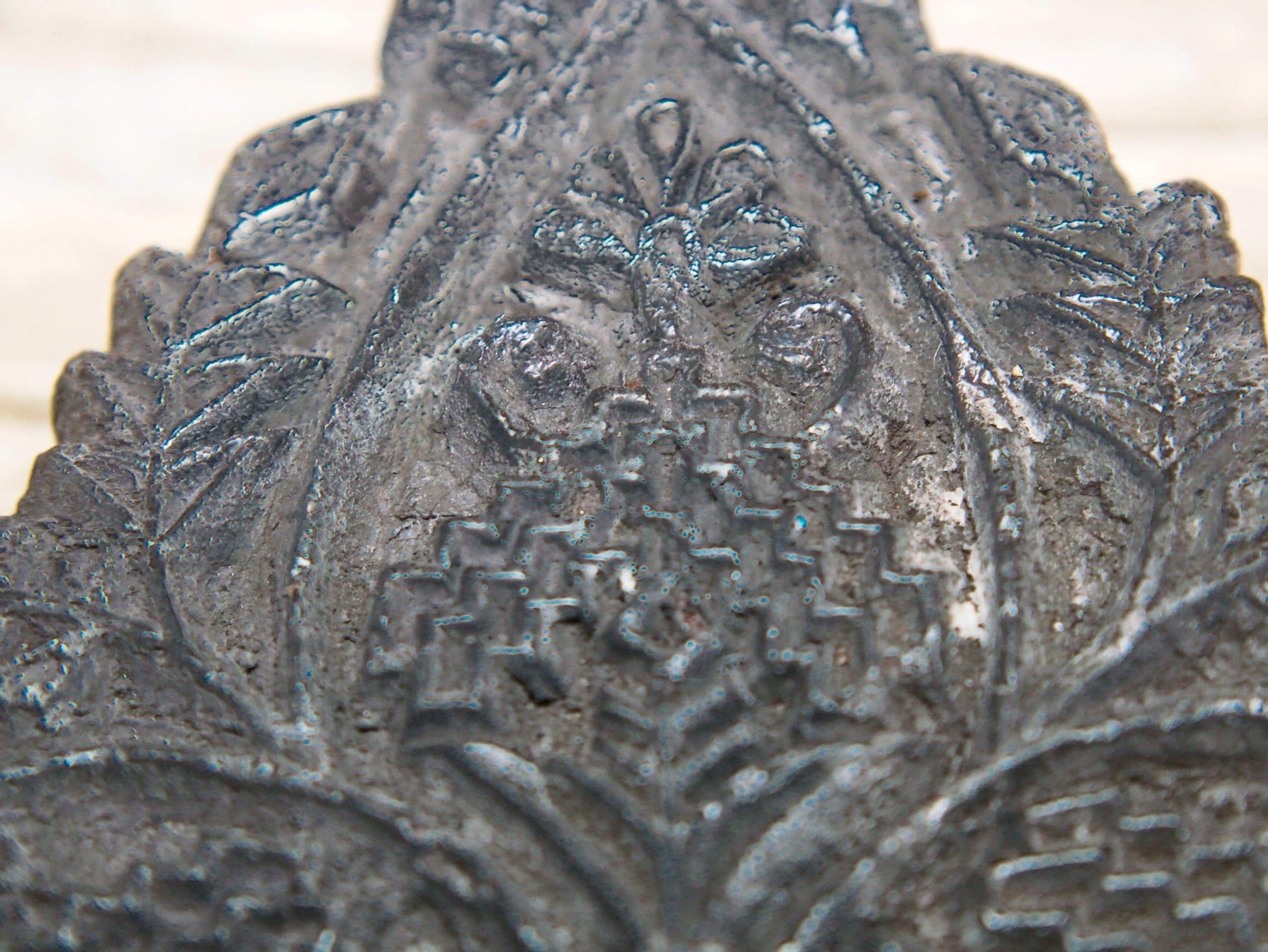 Vecchio timbro artigianale in legno per tessuti usato in India per la tradizionale lavorazione print block. Ricavato da un unico pezzo di legno intagliato.  Dimensioni 13x20 h5cm