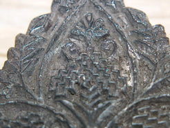 Vecchio timbro artigianale in legno per tessuti usato in India per la tradizionale lavorazione print block. Ricavato da un unico pezzo di legno intagliato.  Dimensioni 13x20 h5cm