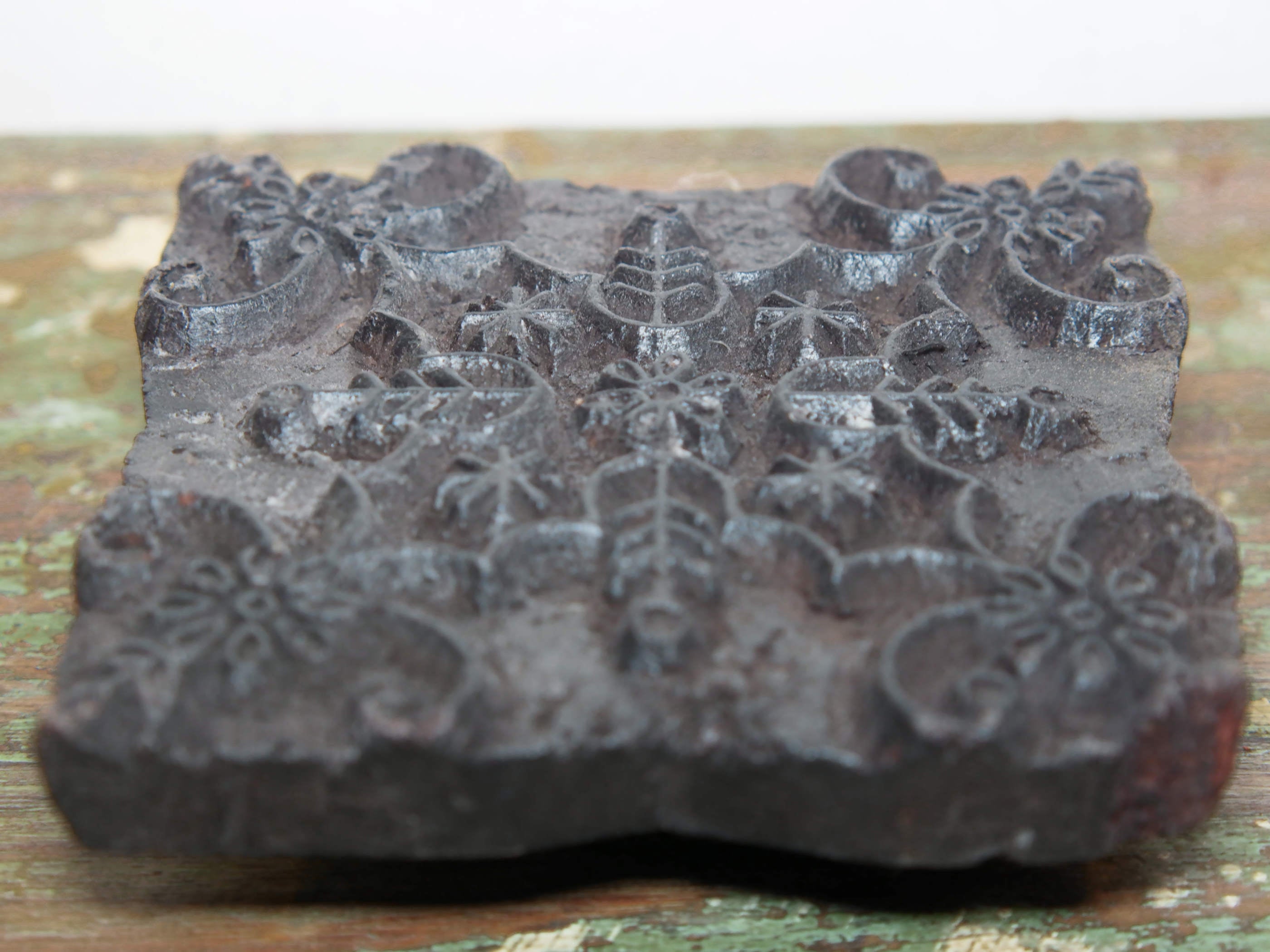 Vecchio timbro artigianale in legno per tessuti usato in India per la tradizionale lavorazione print block. Ricavato da un unico pezzo di legno intagliato.  Dimensioni 14x14 h5cm
