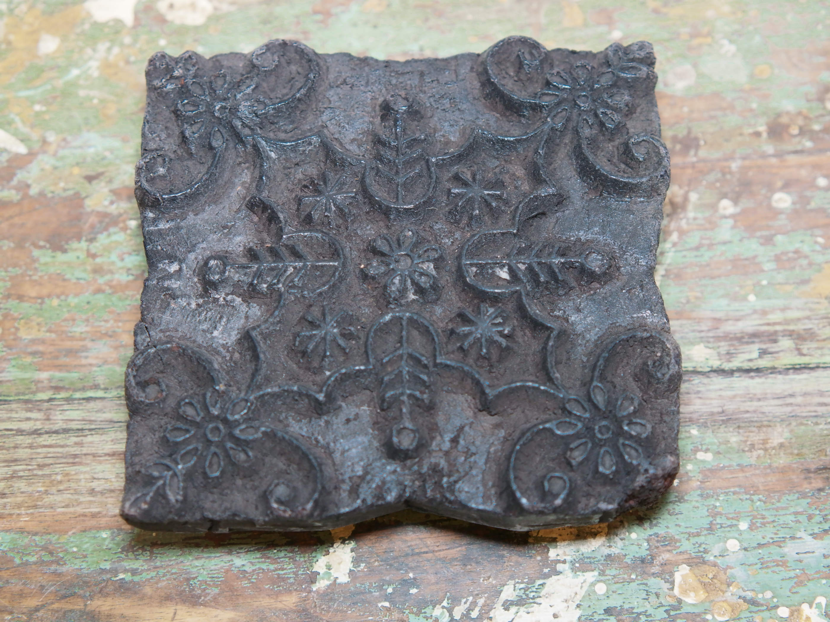 Vecchio timbro artigianale in legno per tessuti usato in India per la tradizionale lavorazione print block. Ricavato da un unico pezzo di legno intagliato.  Dimensioni 14x14 h5cm