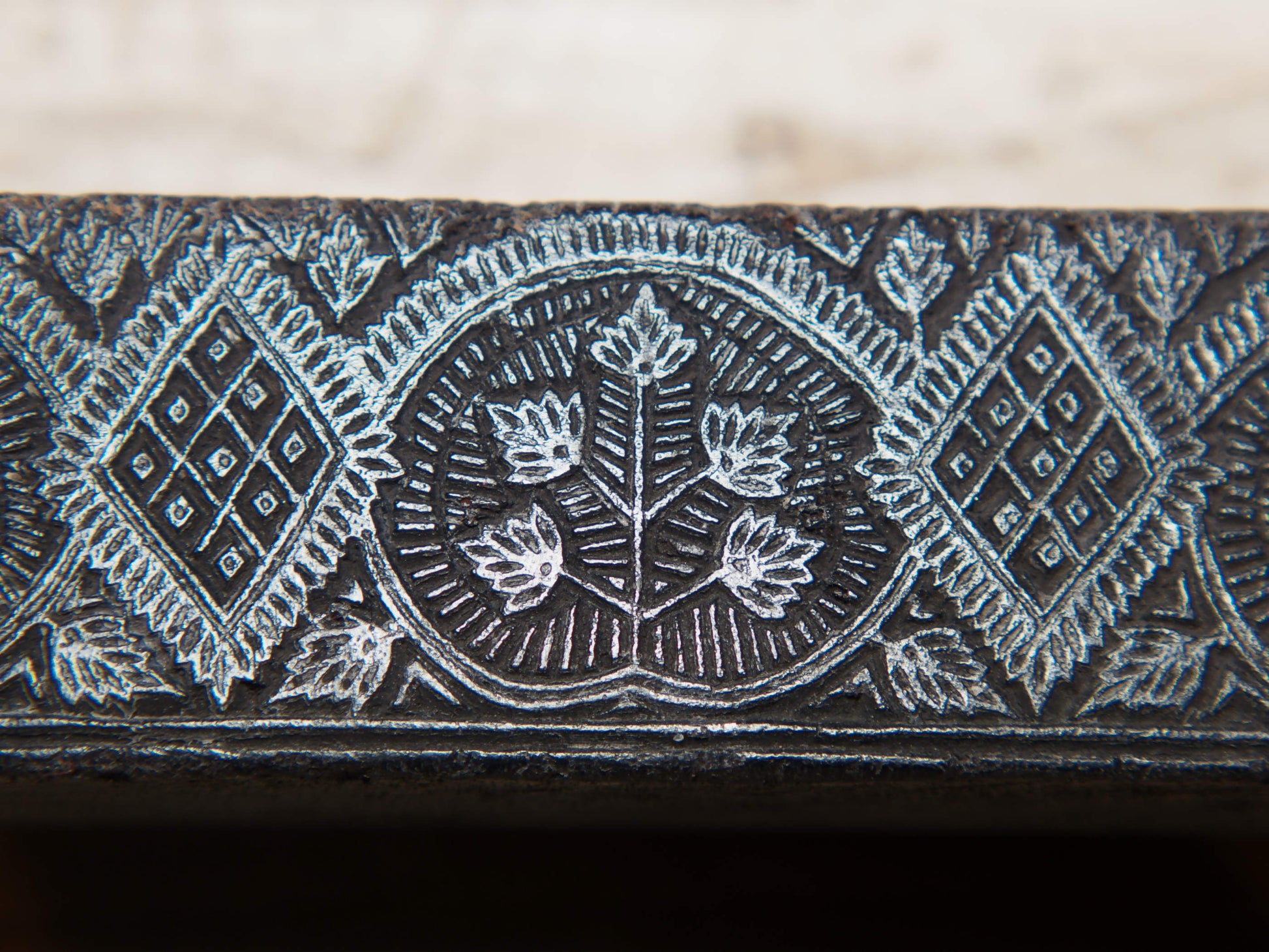vecchio timbro artigianale in legno per tessuti usato in India per la tradizionale lavorazione print block. ricavato da un unico pezzo di legno intagliato. dimensioni 4x17 h5cm