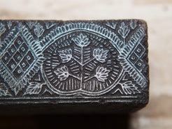 vecchio timbro artigianale in legno per tessuti usato in India per la tradizionale lavorazione print block. ricavato da un unico pezzo di legno intagliato. dimensioni 4x17 h5cm