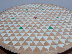 Tavolino da giardino con basamento in metallo e top in mosaico. Prodotto artigianalmente in Marocco..  Diametro 60 h65cm.    per ulteriori info o dettagli: info@etniko.it 0039 3338778241 ig/fb : etniko by crosato etsy : etnikobycrosato