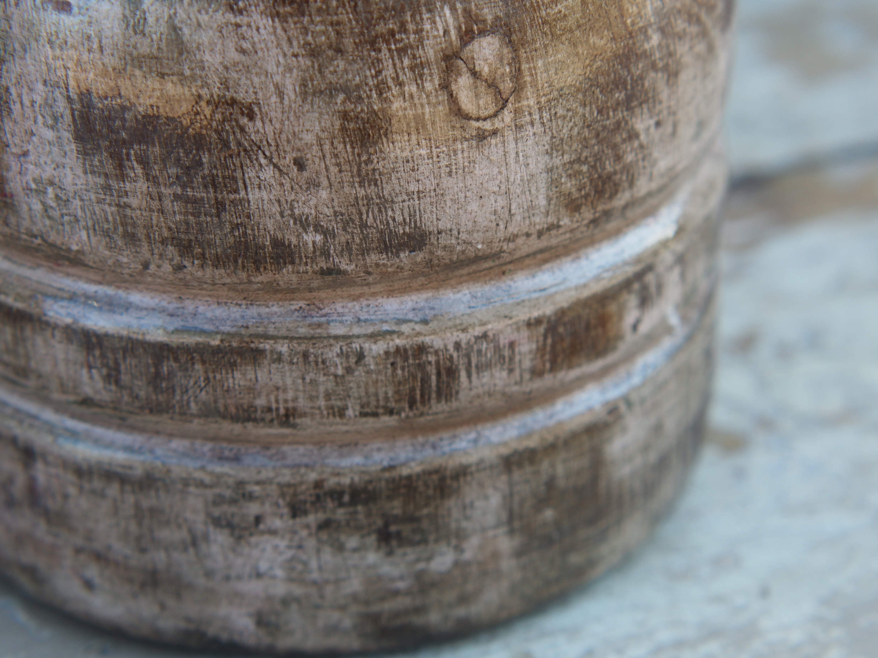 Vaso Indiano in legno dipinto, pezzo unico ricavato da un unico tronco di legno. Dimensioni diam 12 h 20 cm.  disponibili altri pezzi e colori come da foto.