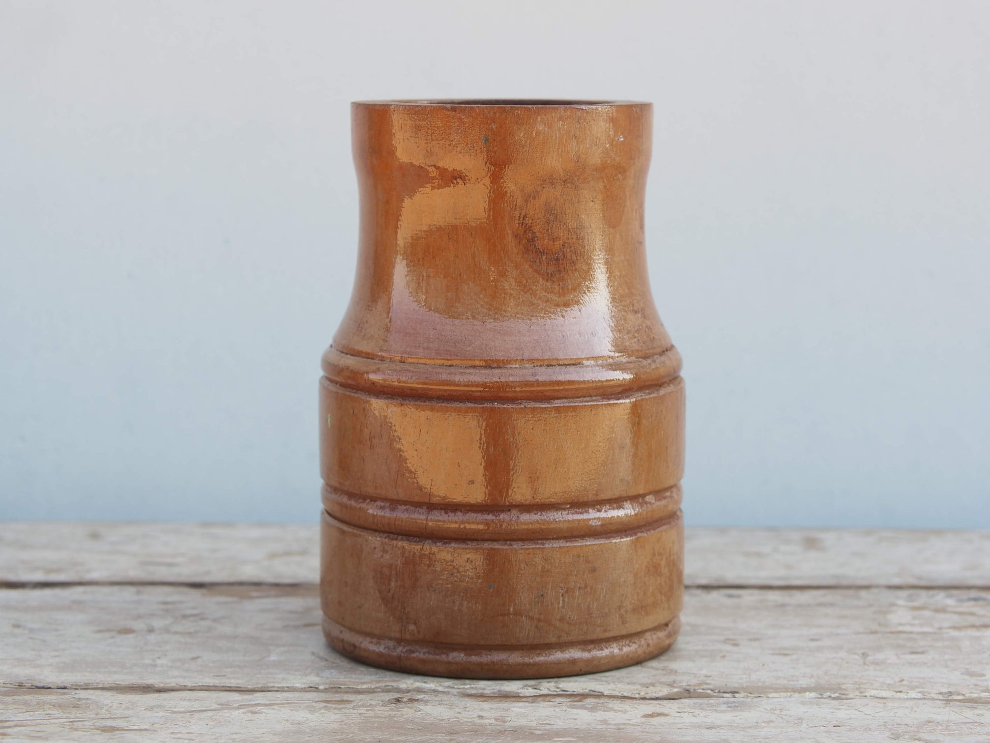 Vaso Indiano in legno, pezzo unico ricavato da un unico tronco di legno. Dimensioni diam 12 h20 cm.  disponibili altri pezzi e colori come da foto.