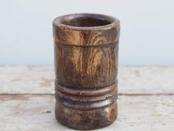 Vaso Indiano in legno, pezzo unico ricavato da un unico tronco di legno. Dimensioni diam 9.5 h 15 cm.