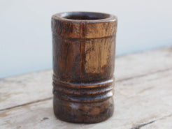 Vaso Indiano in legno, pezzo unico ricavato da un unico tronco di legno. Dimensioni diam 9.5 h 15 cm.