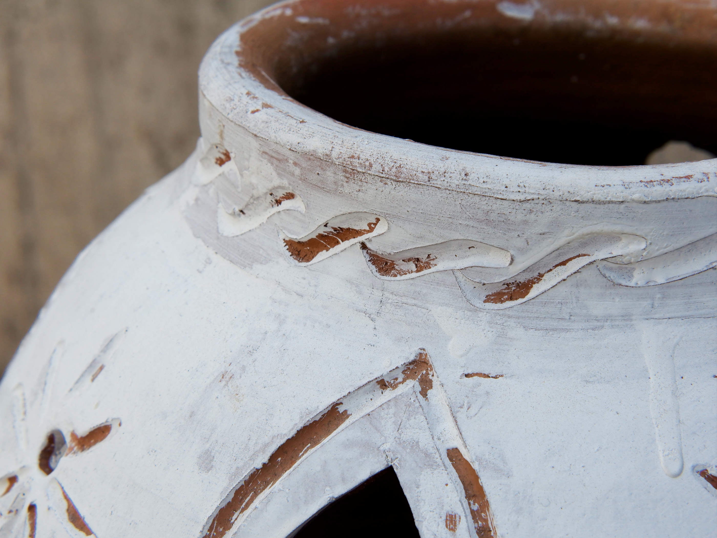 vaso marocchino in terracotta dipinto e traforato, lavorata a mano. lavorazione tipica di Fez, cotte a legna e non a gas. la cottura a legna, più lenta e di origine tribale, dona allo smalto ed al colore della terracotta varie variazioni di colore rendendo ogni pezzo un vero e proprio pezzo unico, diversamente dalla cottura a gas che rende la colorazione omogenea.  dimensioni diametro 30 h 76 cm 