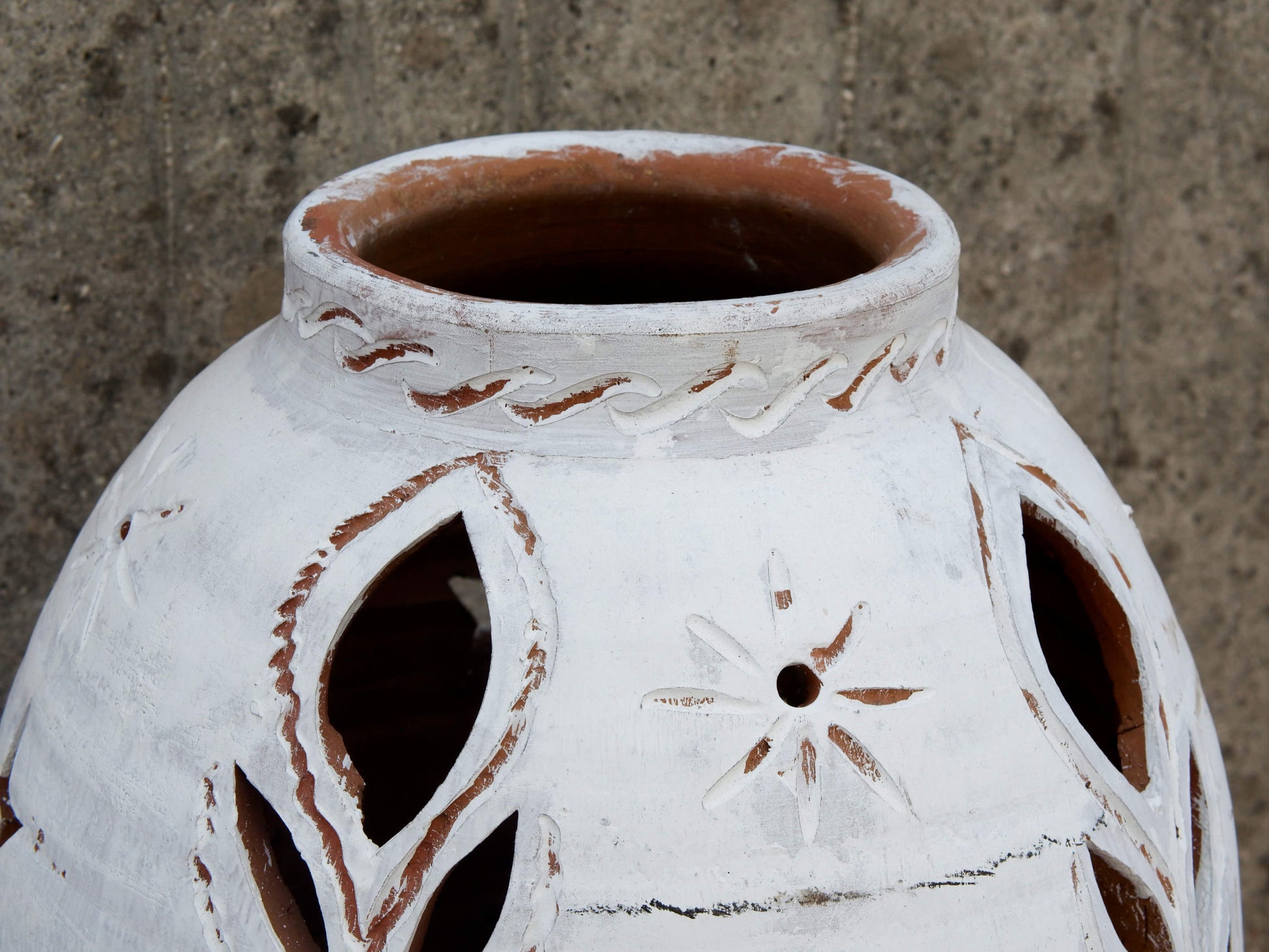 vaso marocchino in terracotta dipinto e traforato, lavorata a mano. lavorazione tipica di Fez, cotte a legna e non a gas. la cottura a legna, più lenta e di origine tribale, dona allo smalto ed al colore della terracotta varie variazioni di colore rendendo ogni pezzo un vero e proprio pezzo unico, diversamente dalla cottura a gas che rende la colorazione omogenea.  dimensioni diametro 30 h 76 cm 