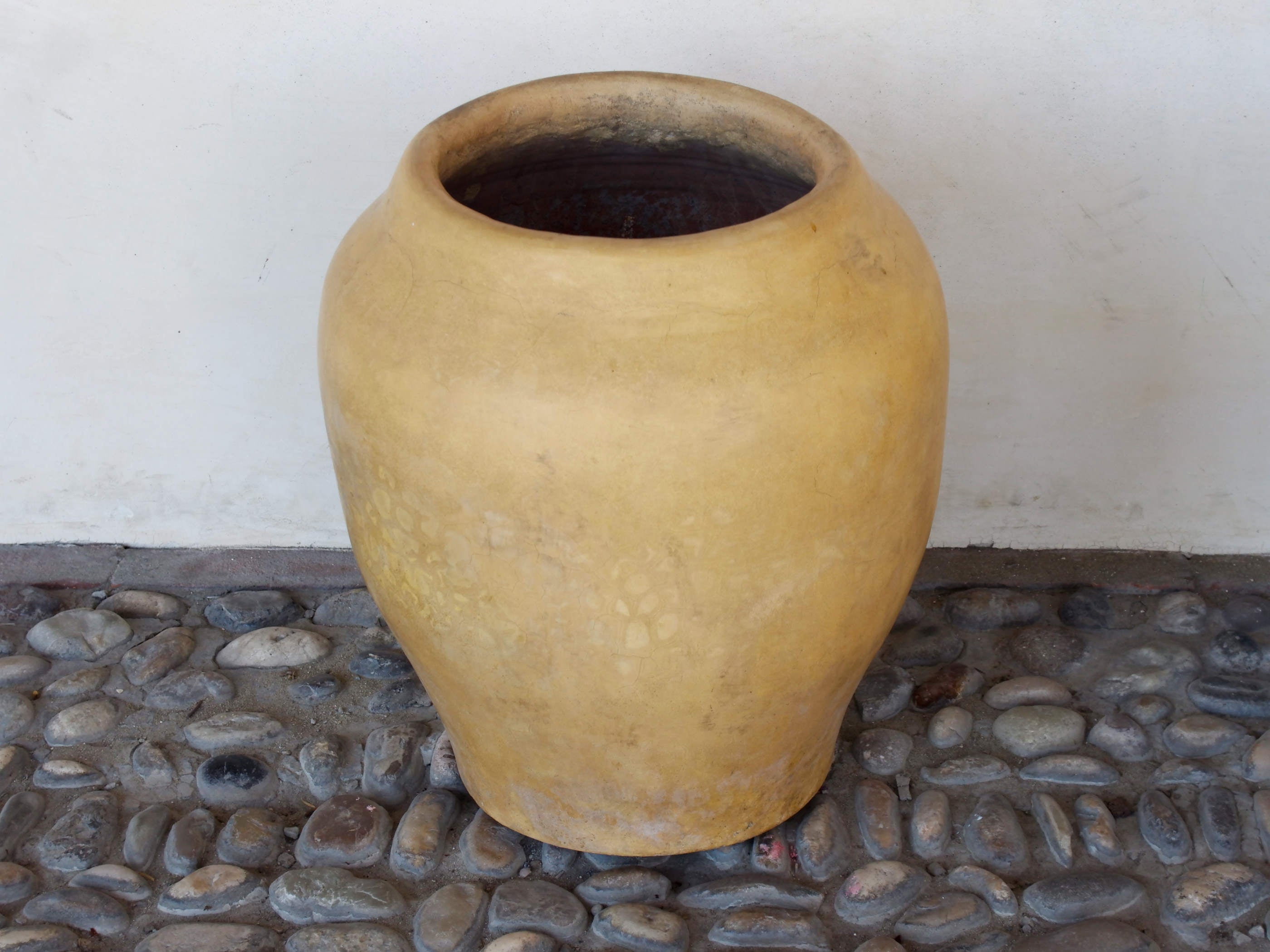 Vaso tadelakt, un intonaco di origine marocchina tipico della città di Marrakech, un metodo completamente ecologico basato sull'utilizzo di calce idrata, sapone nero, pigmenti naturali e cere.Dimensioni Diametro 35 h44cm.   per info ed ulteriori foto info@etniko.it facebook / instagram / pinterest : etnikobycrosato 0039 3338778241