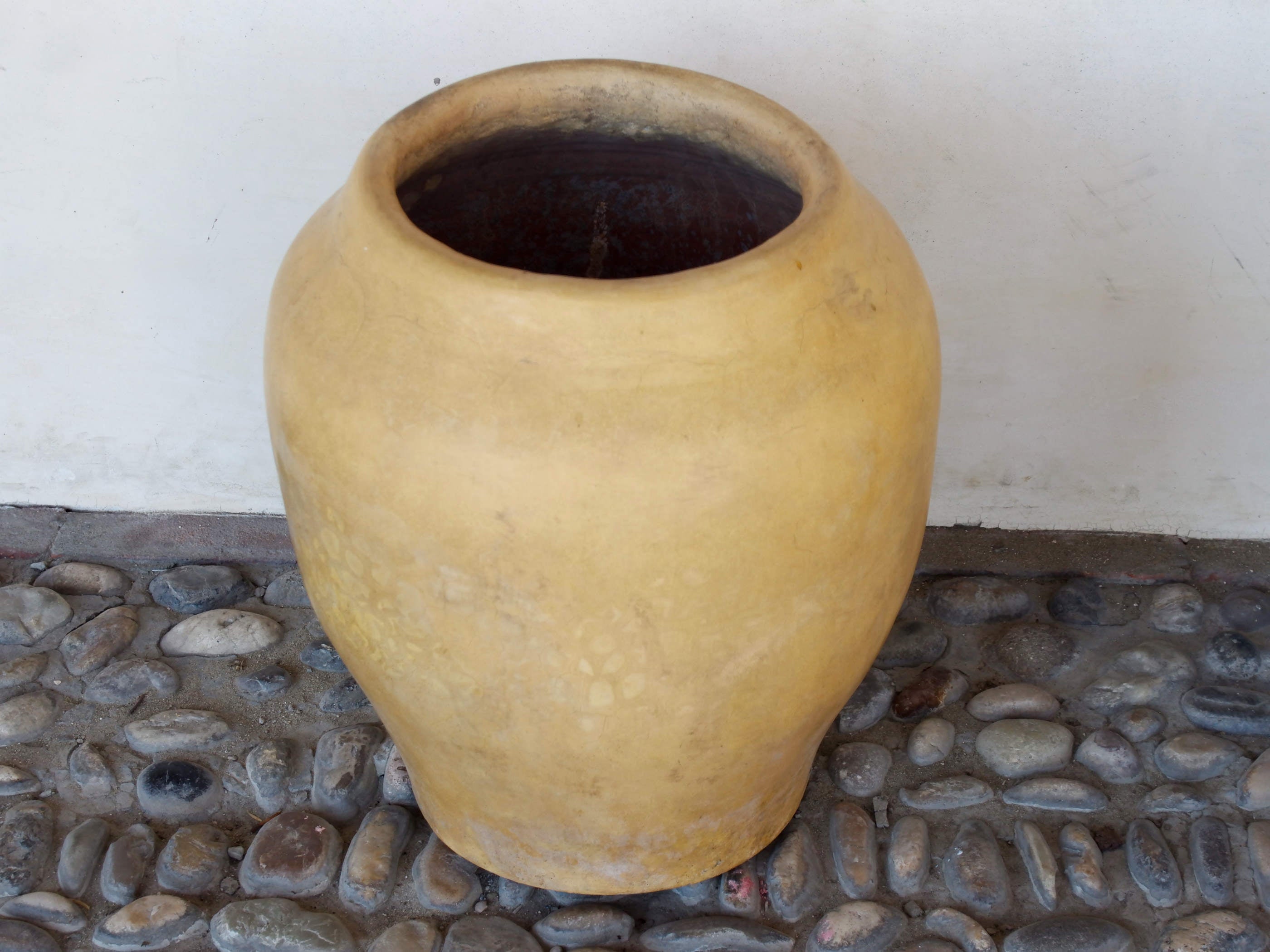 Vaso tadelakt, un intonaco di origine marocchina tipico della città di Marrakech, un metodo completamente ecologico basato sull'utilizzo di calce idrata, sapone nero, pigmenti naturali e cere.Dimensioni Diametro 35 h44cm.   per info ed ulteriori foto info@etniko.it facebook / instagram / pinterest : etnikobycrosato 0039 3338778241