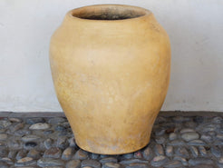 Vaso tadelakt, un intonaco di origine marocchina tipico della città di Marrakech, un metodo completamente ecologico basato sull'utilizzo di calce idrata, sapone nero, pigmenti naturali e cere.Dimensioni Diametro 35 h44cm.   per info ed ulteriori foto info@etniko.it facebook / instagram / pinterest : etnikobycrosato 0039 3338778241