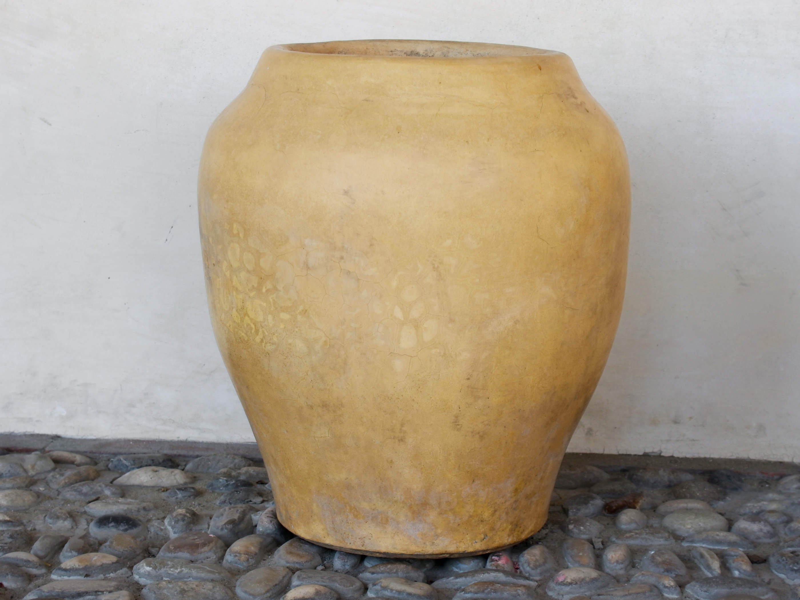 Vaso tadelakt, un intonaco di origine marocchina tipico della città di Marrakech, un metodo completamente ecologico basato sull'utilizzo di calce idrata, sapone nero, pigmenti naturali e cere.Dimensioni Diametro 35 h44cm.   per info ed ulteriori foto info@etniko.it facebook / instagram / pinterest : etnikobycrosato 0039 3338778241