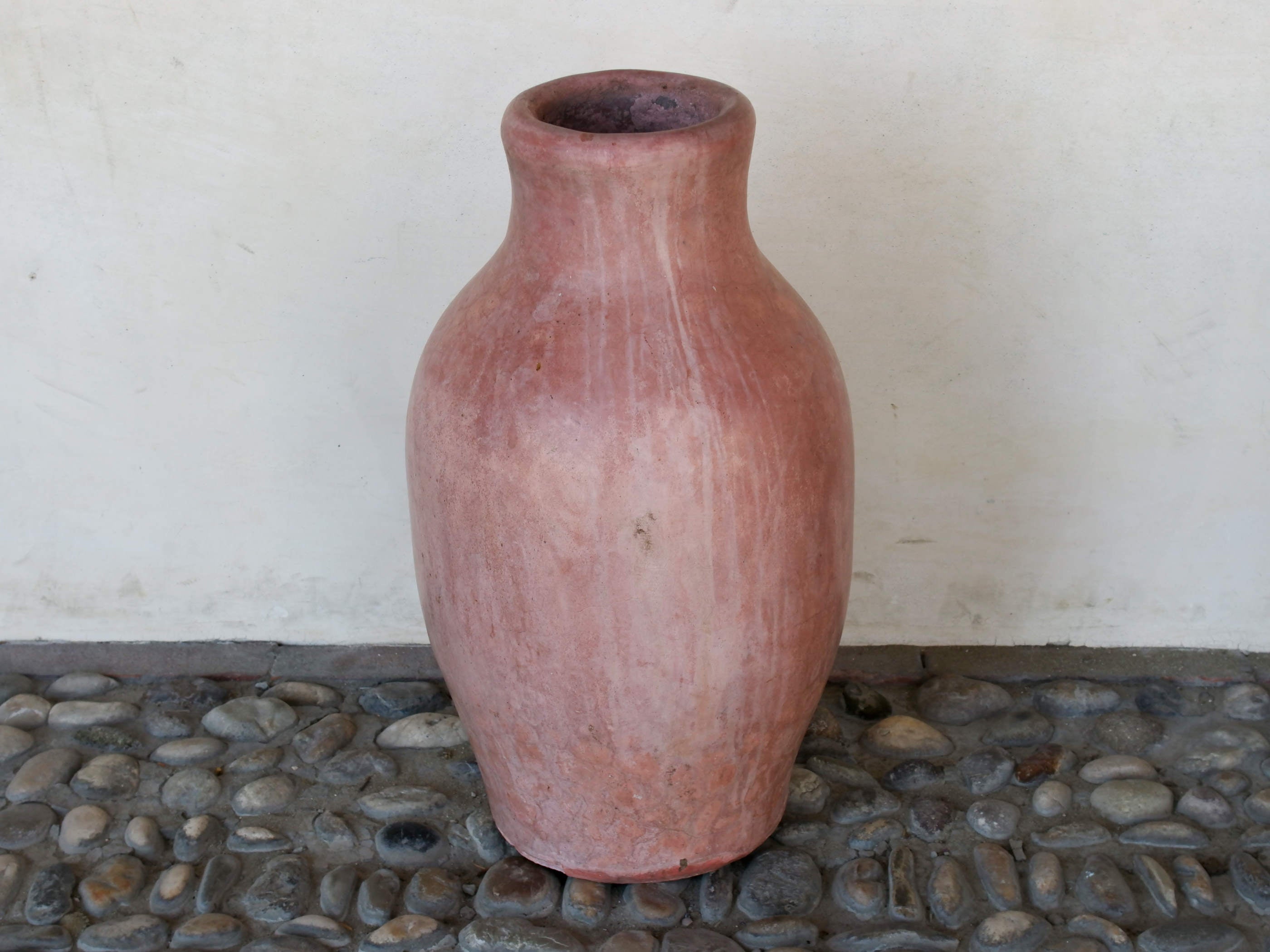 Vaso tadelakt, un intonaco di origine marocchina tipico della città di Marrakech, un metodo completamente ecologico basato sull'utilizzo di calce idrata, sapone nero, pigmenti naturali e cere. Dimensioni Diametro 28 h53cm.   per info ed ulteriori foto info@etniko.it facebook / instagram / pinterest : etnikobycrosato 0039 3338778241