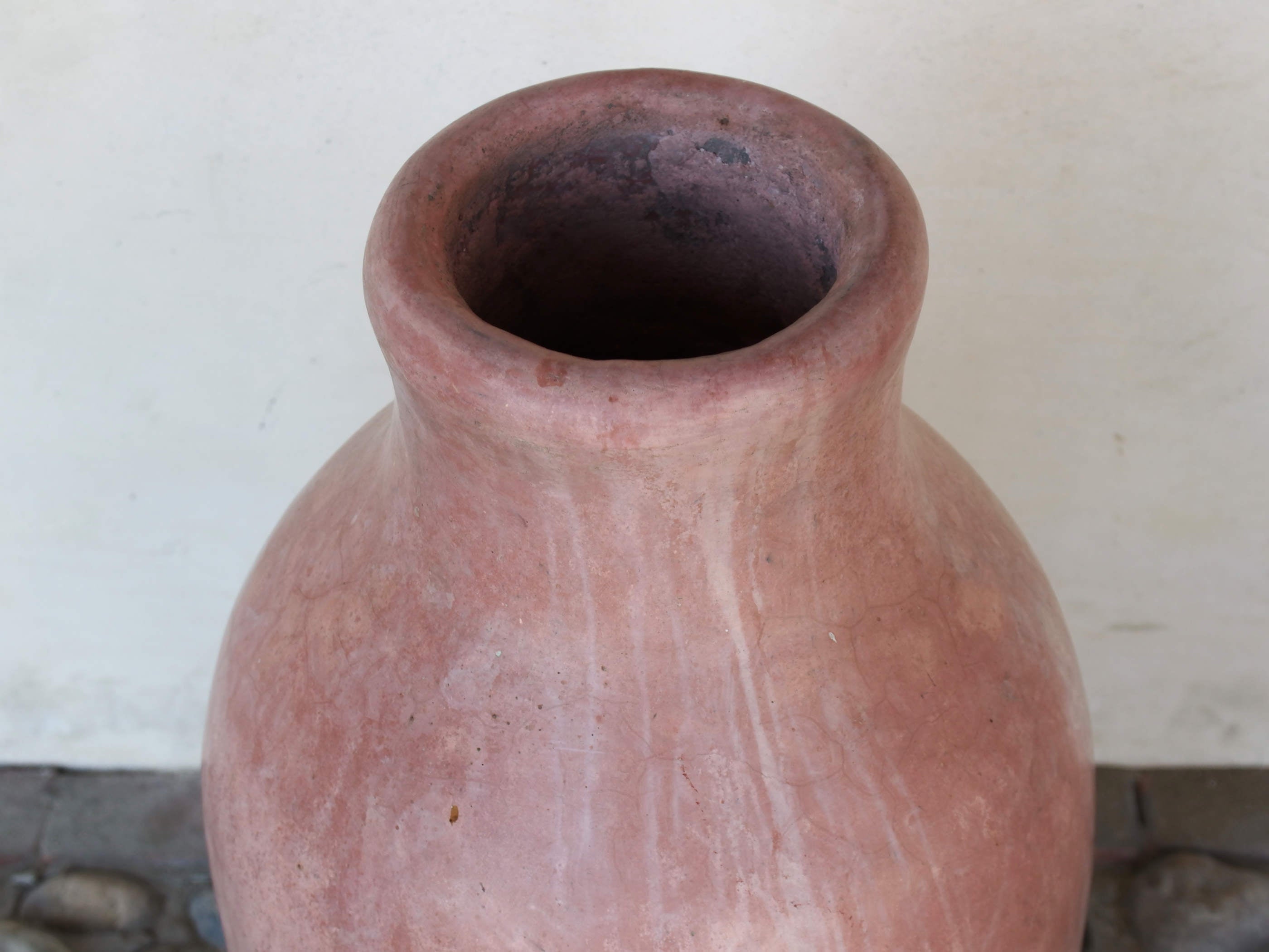 Vaso tadelakt, un intonaco di origine marocchina tipico della città di Marrakech, un metodo completamente ecologico basato sull'utilizzo di calce idrata, sapone nero, pigmenti naturali e cere. Dimensioni Diametro 28 h53cm.   per info ed ulteriori foto info@etniko.it facebook / instagram / pinterest : etnikobycrosato 0039 3338778241