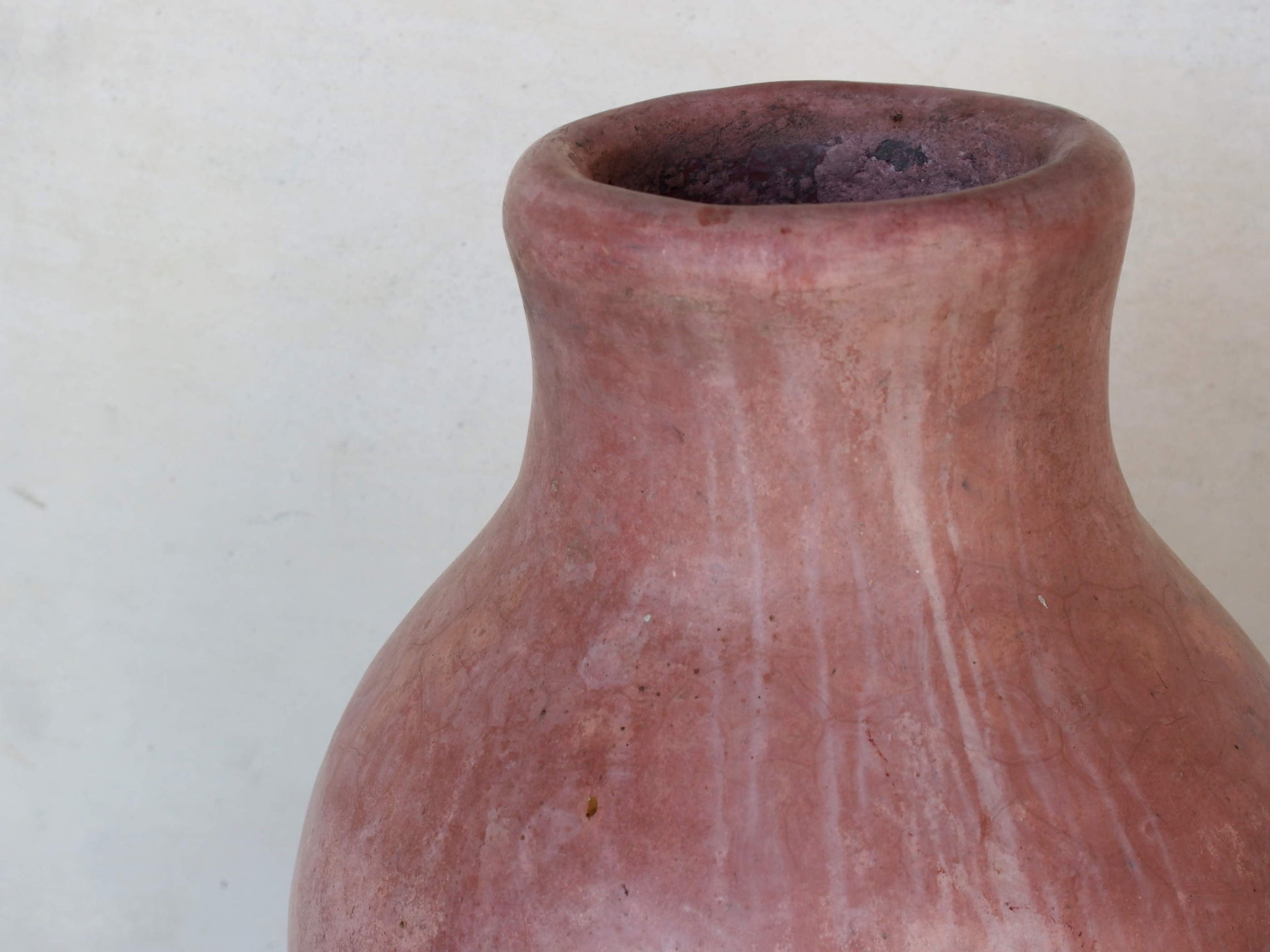 Vaso tadelakt, un intonaco di origine marocchina tipico della città di Marrakech, un metodo completamente ecologico basato sull'utilizzo di calce idrata, sapone nero, pigmenti naturali e cere. Dimensioni Diametro 28 h53cm.   per info ed ulteriori foto info@etniko.it facebook / instagram / pinterest : etnikobycrosato 0039 3338778241