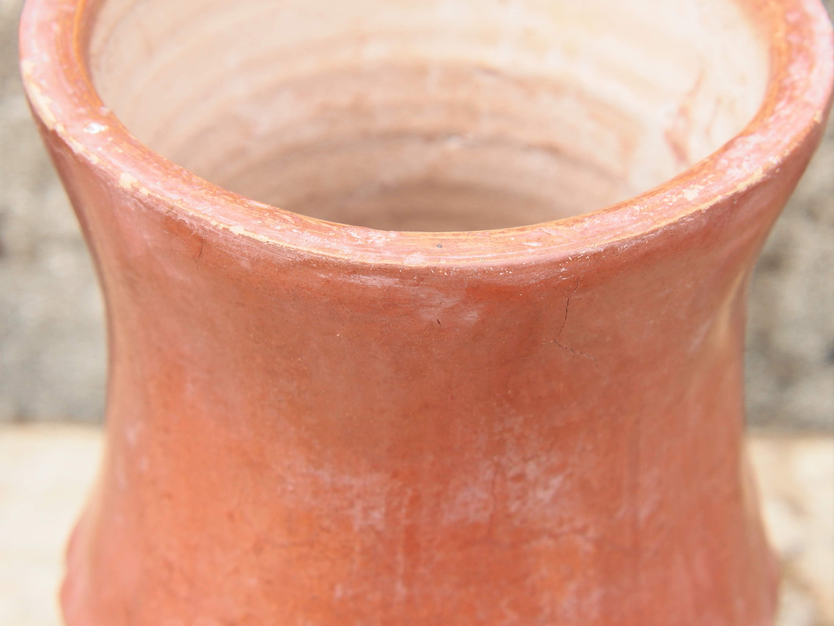 Vaso tadelakt, un intonaco di origine marocchina tipico della città di Marrakech, un metodo completamente ecologico basato sull'utilizzo di calce idrata, sapone nero, pigmenti naturali e cere. Dimensioni Diametro 18 h31cm.