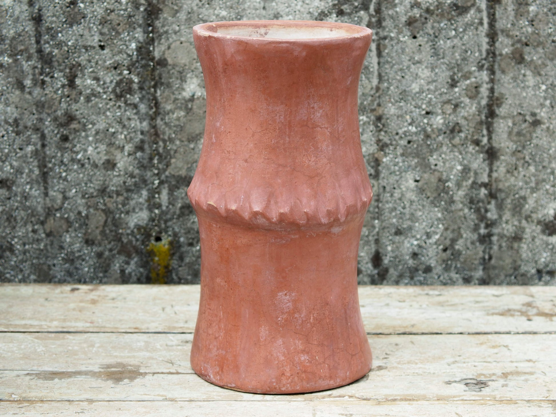 Vaso tadelakt, un intonaco di origine marocchina tipico della città di Marrakech, un metodo completamente ecologico basato sull'utilizzo di calce idrata, sapone nero, pigmenti naturali e cere. Dimensioni Diametro 18 h31cm.