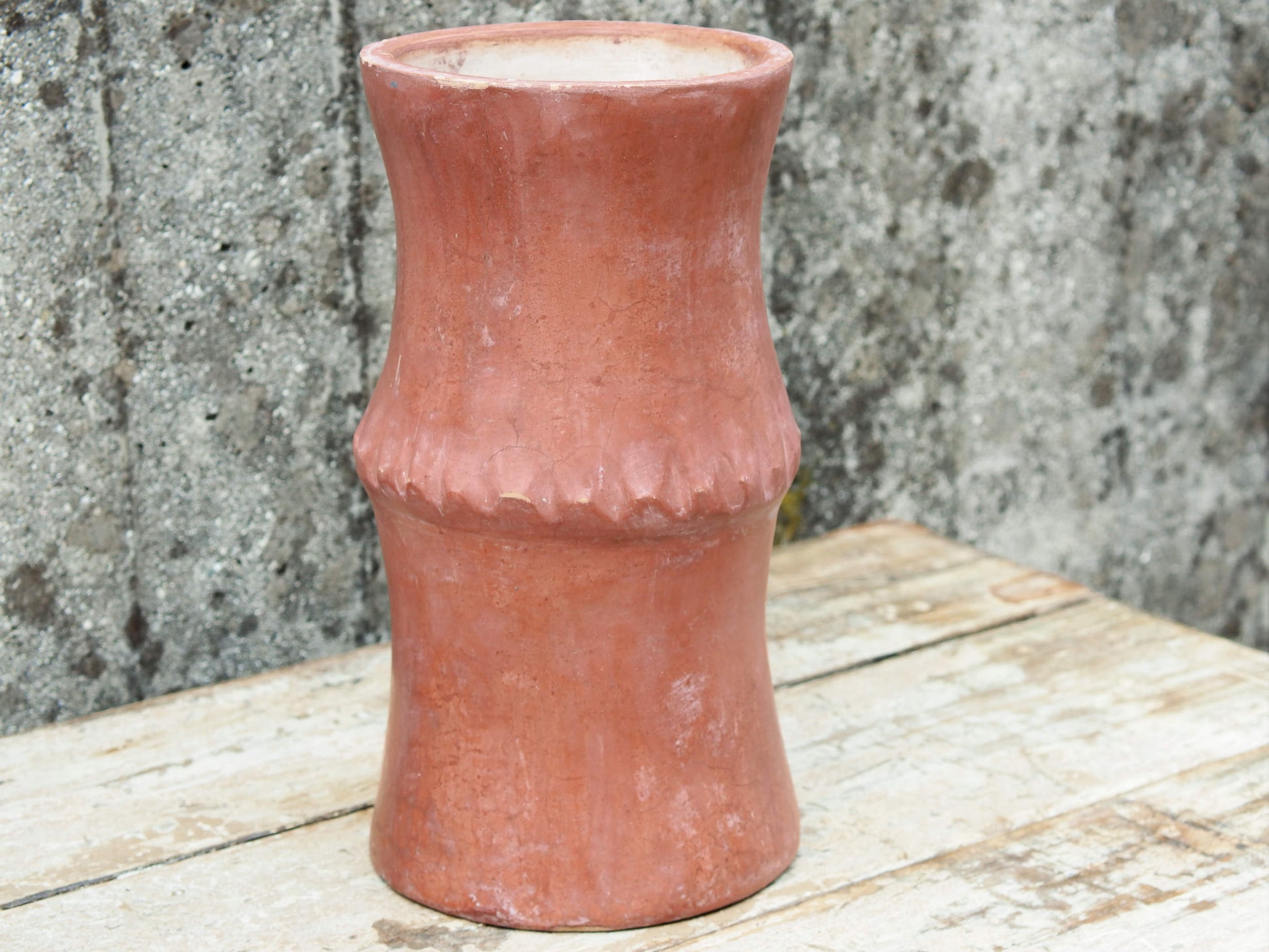 Vaso tadelakt, un intonaco di origine marocchina tipico della città di Marrakech, un metodo completamente ecologico basato sull'utilizzo di calce idrata, sapone nero, pigmenti naturali e cere. Dimensioni Diametro 18 h31cm.