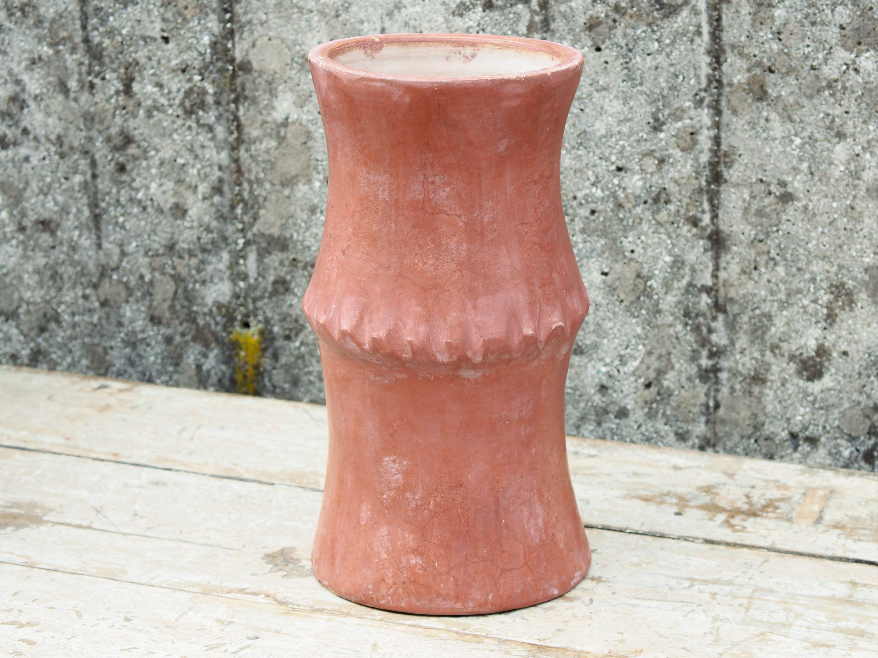 Vaso tadelakt, un intonaco di origine marocchina tipico della città di Marrakech, un metodo completamente ecologico basato sull'utilizzo di calce idrata, sapone nero, pigmenti naturali e cere. Dimensioni Diametro 18 h31cm.